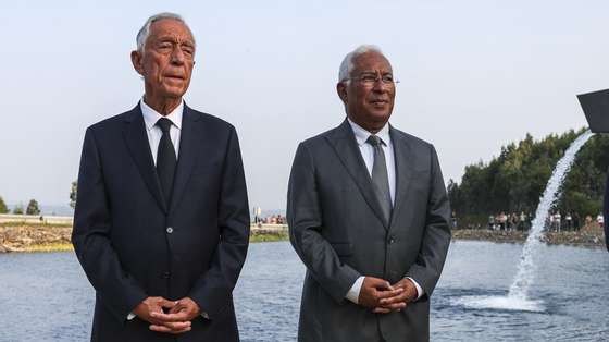 O Presidente da República, Marcelo Rebelo de Sousa (E) e o primeiro-ministro, António Costa, durante a cerimónia de inauguração do memorial em homenagem às vítimas dos incêndios florestais em Portugal (EN236-1, na zona de Pobrais (Vila Facaia), Pedrógão Grande, 27 de junho de 2023. O memorial, da autoria do arquiteto Souto Moura, um investimento de 1,8 milhões de euros, inclui um lago de enquadramento, com cerca de 2.500 metros quadrados de área, alimentado por uma gárgula com 60 metros de extensão, sendo bordejado por uma faixa de plantas constituída por nenúfares brancos, lírios e ranúnculos. PAULO NOVAIS/LUSA