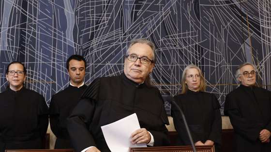 O presidente do Tribunal Constitucional, José João Abrantes (C), à chegada para a leitura pública da decisão relativa ao pedido de fiscalização requerida pelo Presidente da República, Marcelo Rebelo de Sousa (ausente da foto), sobre o regime jurídico de entrada, permanência, saída e afastamento de estrangeiros do território nacional, na Sala de Atos Públicos do Tribunal Constitucional, em Lisboa, 08 de agosto de 2025. ANTÓNIO PEDRO SANTOS/LUSA