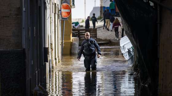 Um militar da Guarda Nacional Republicana anda numa rua inundada na zona ribeirinha de Alcácer do Sal, Setúbal, 06 de fevereiro de 2026. Treze pessoas morreram em Portugal desde a semana passada na sequência da passagem das depressões Kristin e Leonardo, que provocaram também muitas centenas de feridos e desalojados.. JOSÉ SENA GOULÃO/LUSA
