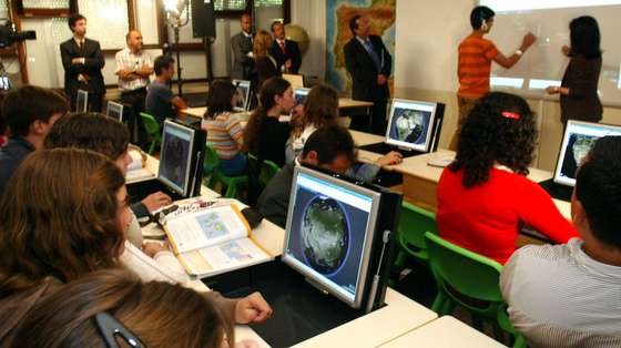 Uma aluna assiste a uma aula de geografia com utilizacao de computadores, na Escola Andre Gouveia, integrada no Projecto Piloto no âmbito do Plano Tecnológico Escolas, 16 de Junho de 2008,em Évora. NUNO VEIGA/LUSA
