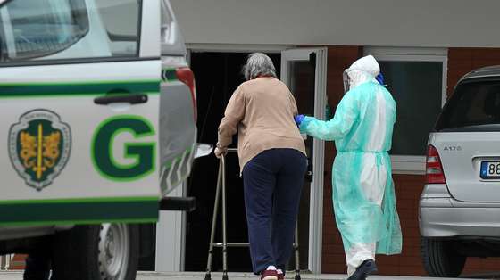 Elementos da GNR procedem à desinfeção do lar da Misericórdia de Aljubarrota, onde cerca de 40 pessoas foram diagnosticadas com a covid-19, em Aljubarrota, Alcobaça, 17 de junho de 2020. Entre os infetados, estão 29 idosos e oito funcionários. Para além destes 37, há ainda 30 pessoas do lar que aguardam pelo resultado laboratorial. O foco na instituição foi conhecido no sábado passado, depois de dois idosos terem sido internados com dificuldades respiratórias. CARLOS BARROSO/LUSA