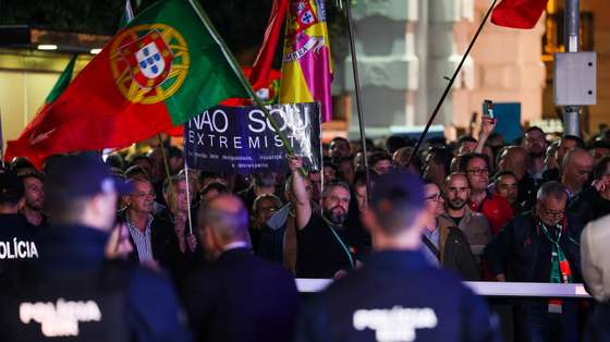 Polícias em protesto no Capitólio onde decorre o debate entre o secretário-geral do Partido Socilaista (PS), Pedro Nuno Santos e o presidente do Partido Social Democrata (PSD), Luis Montenegro, no Capitólio, em Lisboa, 19 de fevereiro de 2024. JOSÉ SENA GOULÃO/LUSA