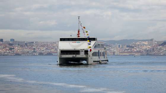 O Navio Leader “Cegonha Branca”, o 1.º navio elétrico da TTSL - Transtejo Soflusa,  foi esta manhã inaugurado pelo primeiro-ministro, António Costa, e pelo ministro do Ambiente e da Ação Climática, Duarte Cordeiro (ausentes da fotografia), no Terminal Fluvial do Seixal, 28 de novembro de 2023. ANTÓNIO COTRIM/LUSA