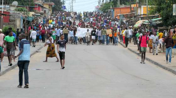 Manifestantes marcham em direção ao centro de Maputo, durante a greve geral de uma semana em Moçambique, convocada pelo candidato presidencial Venâncio Mondlane, Maputo, Moçambique, 31 de outubro de 2024. PAULO JULIÃO/LUSA