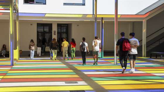 Alunos no espaço exterior da Escola Secundária de Vouzela, situada numa vila do distrito de Viseu, e que é a primeira escola pública do ranking das melhores médias nos exames nacionais, Vouzela, 5 de junho de 2023. (ACOMPANHA TEXTO DE 16-06-2023) PAULO NOVAIS/LUSA