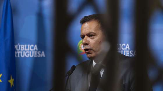 O primeiro-ministro Luis Montenegro durante o briefing com jornalistas no final da reunião extraordinária do Conselho de Ministros, na Câmara Municipal de Viseu, 21 de agosto de 2025. PAULO NOVAIS/LUSA