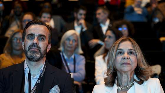 A ministra da Saúde, Ana Paula Martins (D), ladeada pelo bastonário da Ordem dos Médicos, Carlos Cortes (E), participa no encerramento do 27.º Congresso Nacional da Ordem dos Médicos, em Lisboa, 23 de novembro de 2024. FILIPE AMORIM/LUSA