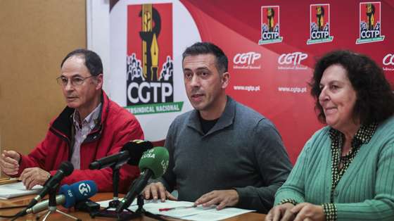 Conferência de imprensa conduzida por Tiago Oliveira (C), secretário-geral da CGTP-IN,  para apresentação das conclusões da reunião do Conselho Nacional, que analisou a atualidade da situação política nacional, e decidir novas forma de luta face à reforma laboral, na sede daquela central sindical, em Lisboa, 22 de janeiro de 2026.  MANUEL DE ALMEIDA/LUSA