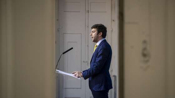 O presidente do CDS-PP, Francisco Rodrigues dos Santos, lê uma declaração a informar que convocou o Conselho Nacional e vai apresentar uma moção de confiança para decidir se continua ou não à frente do partido, na sede do CDS-PP, em Lisboa, 02 de fevereiro de 2021. JOSÉ SENA GOULÃO/LUSA