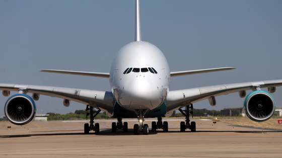 Um airbus A380, da companhia aérea Hi Fly, aterra na pista do Aeroporto de Beja. Esta cidade alentejana, para além das Lajes, é o aeroporto nacional que dispõe de uma pista com largura e comprimento suficientes para permitir que este Airbus A380 aterre e estacione. Beja, 23 de julho de 2018. NUNO VEIGA/LUSA