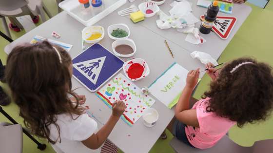 Alunos do primeiro ciclo durante uma aula de atividades extra no Colégio Verde Água, um projeto inovador situado em Mafra que foi criado por pais e diretores para dar uma escola melhor e diferente aos filhos. O colégio é um investimento conjunto de vários pais e donos da creche onde estavam os filhos e custou 2,5 milhões. O colégio segue a filosofia da escola moderna e terá hip-hop, filosofia e mandarim e onde a propina é abaixo da média, Mafra, 4 de setembro de 2017. (ACOMPANHA TEXTO DE 5/9/2017) MIGUEL A. LOPES/LUSA