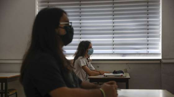 Alunas assistem a uma aula na escola Secundária Dr. Serafim Leite, durante uma reportagem no âmbito do ranking das escolas, em São João da Madeira, 22 de junho de 2020. O ‘ranking’ da Lusa, feito com base em dados disponibilizados pelo Ministério da Educação, tem em conta apenas as escolas onde foram feitos pelo menos 100 exames, analisando por isso as classificações de mais de 221 mil exames de 514 estabelecimentos de ensino públicos e privados. (ACOMPANHA TEXTO DA LUSA DO DIA 27 DE JUNHO DE 2020). JOSÉ COELHO/LUSA