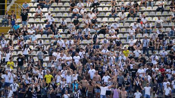 Adeptos do Vitória de Guimarães durante o jogo com o Portimonense a contar para a Primeira Liga de Futebol realizado no Estádio D.Afonso Henriques em Guimarães, 8 de agosto 2021. HUGO DELGADO/LUSA