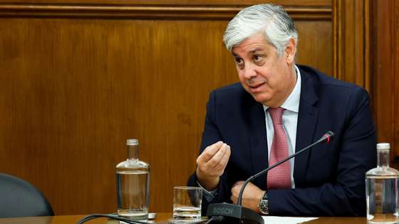O ex-governador do Banco de Portugal, Mário Centeno, durante a audição na Comissão de Economia e Coesão Territorial, requerida pelo grupo parlamentar do PSD, no âmbito da tutela política da EFACEC, na Assembleia da República, em Lisboa, 3 de dezembro de 2025. DIOGO FARIA REIS/LUSA