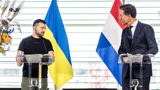 epa10809998 Ukrainian President Volodymyr Zelensky (L) and Dutch Prime Minister Mark Rutte give a press conference during a visit to Eindhoven Air Base, Eindhoven, the Netherlands, 20 August 2023. Rutte announced the Netherlands and Denmark will give an unspecified number of F-16 fighter jets to Ukraine once conditions for the transfer have been met.  EPA/ROB ENGELAAR