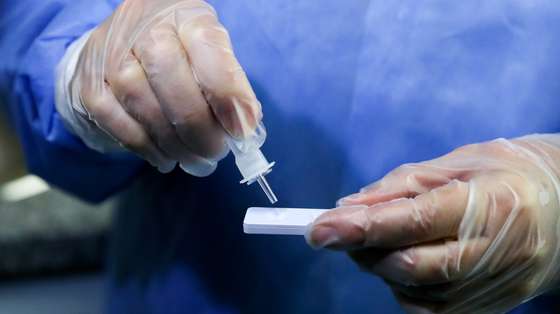 A diretora clínica da farmácia Marvila, Isaura Martinho, efetua um teste rápido antigénico na Farmácia Marvila, no âmbito do plano de testagem em massa gratuito, promovido pela CML, destinado aos residentes das freguesias do concelho com mais de 120 casos de covid-19 por 100 mil habitantes, em Lisboa, 31 de março de 2021. As dez freguesias inicialmente abrangidas pelo plano municipal de testagem são Ajuda, Alvalade, Arroios, Estrela, Marvila, Olivais, São Vicente, Santa Clara, Santa Maria Maior e Santo António. MANUEL DE ALMEIDA/LUSA