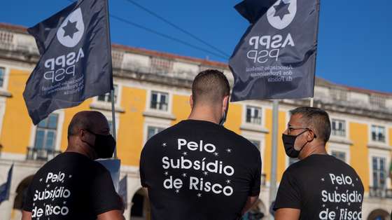 Profissionais da Polícia de Segurança Pública e da Guarda Nacional Republicana protestam com o objetivo de "sensibilizar todos os cidadãos para a problemática da não atribuição do suplemento de risco aos polícias da PSP e militares da GNR", em frente ao Ministério da Administração Interna, em Lisboa, 15 de julho de 2021. JOSÉ SENA GOULÃO/LUSA