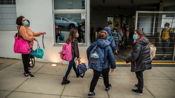 Estudantes à entrada para as aulas na escola EBI Canto da Maia, Ponta Delgada
