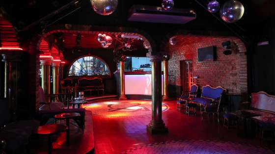 Pista de dança da discoteca Alexander's, que comemorou este ano o 36º aniversário e que devido à pandemia de covid-19 fechou as portas pela primeira vez na sua história, Santiago do Cacém, 03 de dezembro de 2020. O empresário espera poder aguentar os prejuízos até que seja possível reabrir o espaço, o seu investimento de toda a vida. (ACOMPANHA TEXTO DE 08 DE DEZEMBRO DE 2020). NUNO VEIGA/LUSA