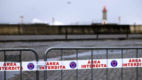 Interdição da Avenida de Dom Carlos I, na zona da barra do Douro no Porto, devido ao agravamento do estado do tempo, Porto, 17 de outubro de 2023. Mais de 40 ocorrências foram registadas desde as 00:00 de hoje, a maioria na Grande Lisboa e em Setúbal, devido ao mau tempo, segundo informação disponível no ‘site’ da Autoridade Nacional de Emergência e Proteção Civil (ANEPC). ESTELA SILVA/LUSA