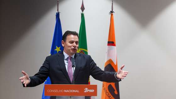 O presidente do Partido Social Democrata (PSD), Luís Montenegro, intervém durante a reunião do Conselho Nacional extraordinário do partido realizada para discussão e aprovação da coligação eleitoral para as eleições legislativas de 18 de maio de 2025, em Lisboa, 26 de março de 2025. ANTÓNIO COTRIM/LUSA