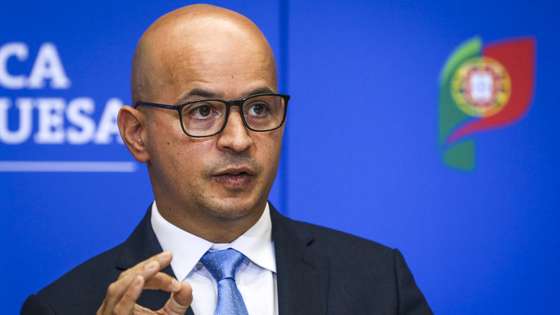 O ministro das Finanças, João Leão, discursa durante a cerimonia de apresentação do novo presidente do Conselho de Administração da Comissão de Mercado de Valores Mobiliários (CMVM), Gabriel Bernardino (AUSENTE DA IMAGEM), no Ministério das Finanças, em Lisboa, 15 de novembro de 2021. RODRIGO ANTUNES/LUSA
