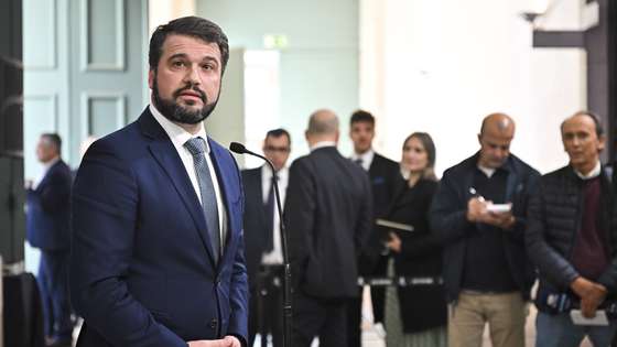 O secretário de Estado da Juventude e do Desporto, João Paulo Correia, presta declarações no final da IX Cimeira de Presidentes da Liga Portuguesa de Futebol Profissional (LPFP), no centro de congressos da Alfândega do Porto, no Porto, 11 de novembro de 2022. PEDRO GRANADEIRO/LUSA