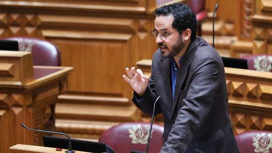 epa12065422 Paulo Muacho of the Free Party speaks during a debate about 'the breakdown of electricity supply in Portugal' on 28 April in the Parliament in Lisbon, Portugal, 30 April 2025. A major power outage occurred across Portugal and Spain, with electric power interrupted for more than ten hours in some regions. The blackout caused severe disruptions to telecommunications, transportation systems, and essential sectors such as hospitals and emergency services.  EPA/MANUEL DE ALMEIDA