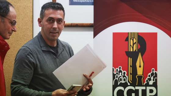 Tiago Oliveira, secretário-geral da CGTP-IN, à chegada para a conferência para apresentação das conclusões da reunião do Conselho Nacional, que analisou a atualidade da situação política nacional, e decidir novas forma de luta face à reforma laboral, na sede daquela central sindical, em Lisboa, 22 de janeiro de 2026.  MANUEL DE ALMEIDA/LUSA