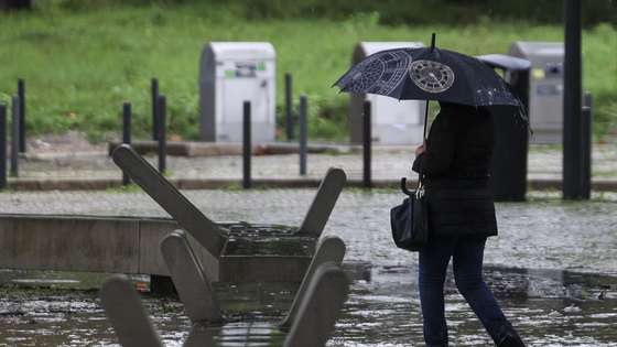 Uma mulher passa numa área inundada na zona de Benfica em Lisboa, 30 de novembro de 2023. O Instituto Português do Mar e da Atmosfera (IPMA) elevou hoje para laranja o aviso nos distritos de Lisboa, Setúbal e Santarém devido à previsão de períodos de chuva, por vezes forte e persistente. TIAGO PETINGA/LUSA