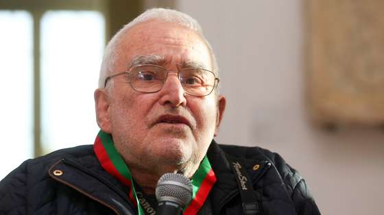 O escultor, João Cutileiro, intervém após receber a Medalha de Mérito Cultural da ministra da Cultura, Graça Fonseca (ausente na foto), durante a cerimónia do anuncio de doação de parte do espólio do escultor ao Estado Português no Museu de Évora, 19 de dezembro de 2018. NUNO VEIGA/LUSA