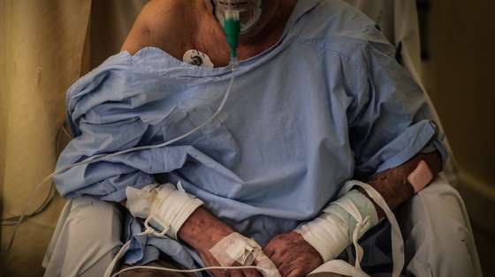 Um doente no Serviço de Pneumologia do Hospital Fernando Fonseca, onde são seguidos doentes com Doença Pulmonar Obstrutiva, na Amadora, 08 de abril de 2021. O Serviço de Pneumologia do Hospital Fernando Fonseca (Amadora – Sintra) iniciou um processo que permite monitorizar os doentes com Doença Pulmonar Obstrutiva Crónica à distância. (ACOMPANHA TEXTO DA LUSA DO DIA 15 DE MAIO DE 2021). MÁRIO CRUZ/LUSA