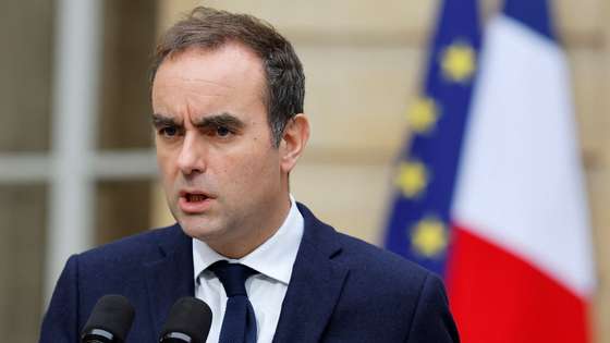 epa12438865 French outgoing Prime Minister Sebastien Lecornu delivers a statement in the courtyard of the Hotel Matignon following a series of talks with political parties' leaders, in Paris, France, 08 October 2025. French Prime Minister Lecornu resigned on 06 October, nearly a month after his appointment and shortly after his new cabinet was announced.  EPA/STEPHANIE LECOCQ / POOL  MAXPPP OUT