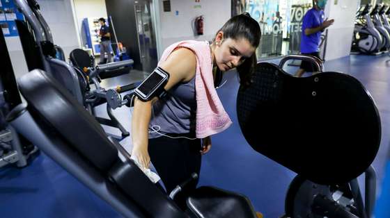 Uma utente desinfeta uma máquina de exercício antes de a utilizar num ginásio esta manhã em Lisboa, 03 de junho de 2020. Os ginásios puderam reabrir as suas portas ao público desde dia 1 de junho. MIGUEL A. LOPES/LUSA