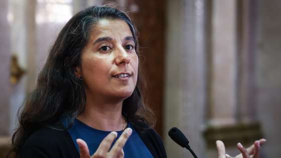 A líder parlamentar do Partido Comunista Português (PCP), Paula Santos, fala aos jornalistas no final de uma reunião com membros do Governo, com o objetivo de tratar temas relevantes para o país na Assembleia da República em Lisboa, 10 de setembro de 2025. RODRIGO ANTUNES/LUSA