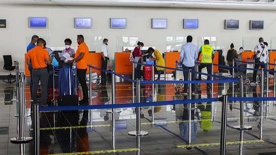 Os voos domésticos foram hoje retomados após três meses e meio de suspensão para travar a progressão da pandemia de covid-19 no arquipélago de Cabo Verde, mas os passageiros que partem da Praia (Santiago) e do Sal, os dois principiais focos da doença, estão obrigados a apresentar um teste negativo feito com uma antecedência mínima de 72 horas antes do embarque, Cidade da Praia, Cabo Verde, 15 de julho de 2020. FERNANDO DE PINA/LUSA