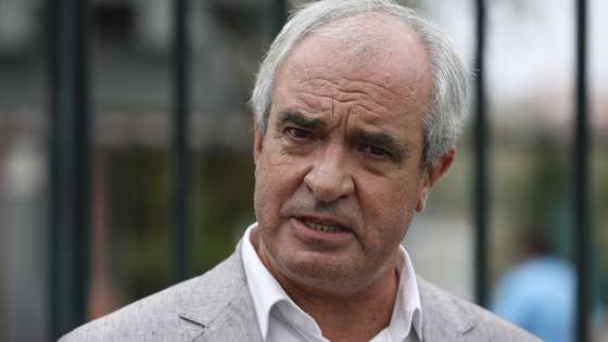 O secretário-Geral da FNE, João Dias da Silva, juntamente com representantes da CONFAP (Confederação Nacional das Associações de Pais) e da ANDAEP (Associação Nacional de Diretores de Agrupamentos e Escolas Públicas) realizam uma ação conjunta para assinalar a abertura das atividades letivas de 2020/2021, no exterior da Escola Básica Dr. Costa Matos, Vila Nova de Gaia, 14 de setembro de 2020. JOSÉ COELHO/LUSA