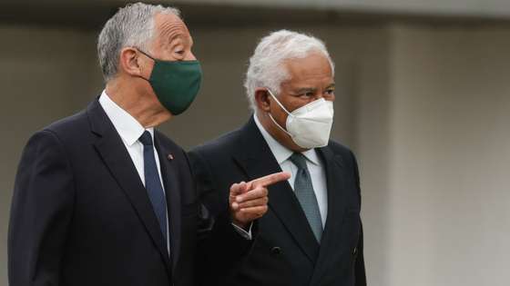 O Presidente da República, Marcelo Rebelo de Sousa (E), conversa com o primeiro-ministro, António Costa (D), à chegada para participar no Conselho de Ministros temático exclusivamente dedicado às Florestas, no antigo campo de tiro de Monsanto, em Lisboa, 04 de março de 2021. TIAGO PETINGA/LUSA