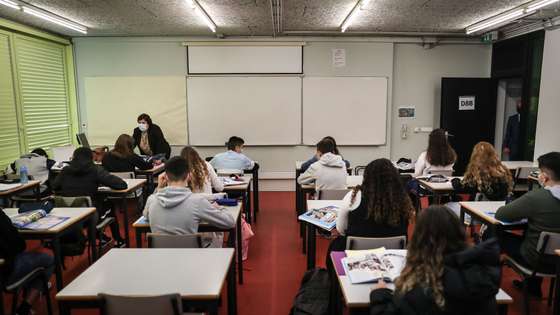 Alunos do agrupamento de escolas D. Dinis no regresso às aulas no âmbito do desconfinamento devido à pandemia de covid-19, em Lisboa, 5 de abril de 2021. MÁRIO CRUZ/LUSA