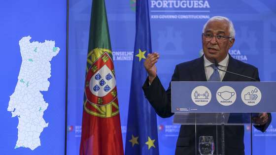 O primeiro-ministro, António Costa, fala aos jornalistas após a reunião do Conselho de Ministros no Centro Cultural de Belém, Lisboa, 15 de abril de 2021. Segundo António Costa, após a análise da evolução da taxa de incidência e do ritmo de transmissão do vírus da covid-19, o Governo considerou hoje que era possível “evoluir para a próxima etapa do processo de desconfinamento”, ou seja, a terceira fase do plano que arranca na próxima segunda-feira. MANUEL DE ALMEIDA/LUSA