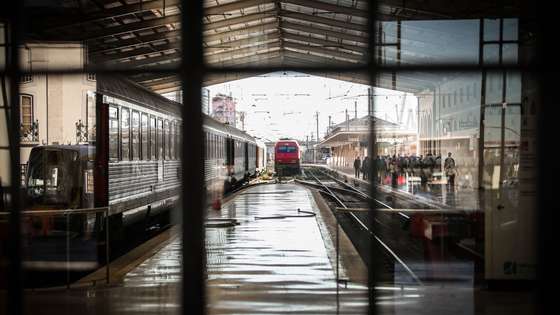 Comboios parados na Estação de Santa Apolónia durante a greve de trabalhadores da Infraestruturas de Portugal, em Lisboa, 2 de julho de 2021. Os trabalhadores exigem aumento de salários, o cumprimento integral do clausulado do Acordo Coletivo de Trabalho, a negociação coletiva, a atualização do valor do subsídio de refeição e a integração do abono de irregularidade de horário no conceito de retribuição. MÁRIO CRUZ/LUSA