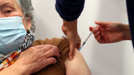m utente recebe a terceira dose