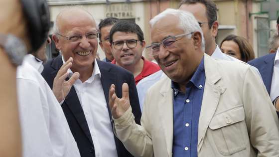 O secretário-geral do Partido Socialista (PS), António Costa (D), acompanhado por Augusto Santos Silva (E), à chegada para o comício da 'rentrée' política do partido, que antecipa as Jornadas Parlamentares do PS, em Leiria, 11 de setembro de 2022. O grupo parlamentar do Partido Socialista reinicia os trabalhos da sessão legislativa com jornadas parlamentares, dedicadas ao tema “Crescimento e Coesão: Um país com oportunidades para todos”. PAULO CUNHA/LUSA