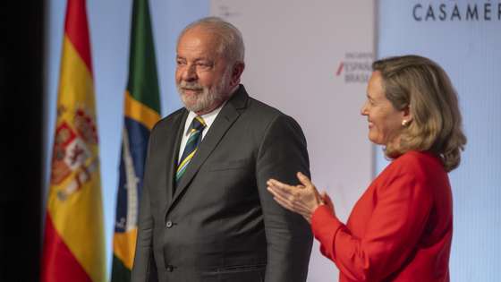 epa10591180 Brazilian President Lula da Silva (L) and Spanish first deputy Prime Minister and Economy Minister Nadia Calvino (R) take part in a business meeting between Spain and Brazil, at Casa America in Madrid, Spain, 25 April 2023.  EPA/FERNANDO VILLAR