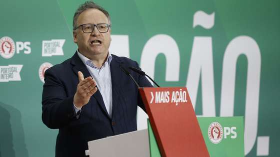 O cabeça de lista do Partido Socialista (PS) pelo Porto, Francisco Assis, intervém durante um almoço no Centro de Desporto e Congressos de Matosinhos, Porto, 25 de fevereiro de 2024. Arranca este domingo oficialmente a campanha eleitoral, nos termos da legislação, acabando no dia 8 de março, em contagem decrescente para as eleições legislativas de 10 de março, convocadas após a demissão do primeiro-ministro, António Costa, a 7 de outubro. ANTÓNIO PEDRO SANTOS/LUSA