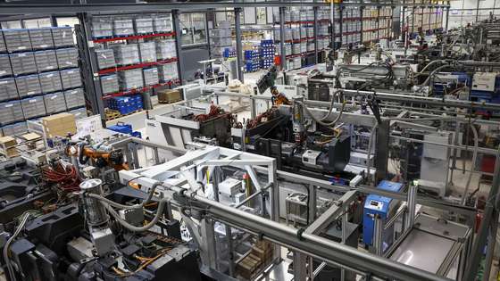 Linha de produção de componentes para a indústria automóvel da empresa Microplásticos, na Figueira da Foz, 08 de novembro de 2023. A empresa Microplásticos tem vindo a reconfigurar-se e a investir no sentido de atingir a neutralidade carbónica em 2030 numa apostam no combate às alterações climáticas, transição energética e economia circular, adotando energias renováveis e realidade aumentada no fornecimento de componentes automóveis. (ACOMPANHA TEXTO DA LUSA DO DIA 19 DE NOVEMBRO DE 2023). PAULO NOVAIS/LUSA