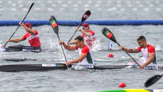 Os canoístas portugueses João Ribeiro (2-E) e Messias Baptista (D) em competição na prova das meias finais de K2 500 metros nos Jogos Olímpicos de Paris, em Paris, França, 09 de agosto de 2024. HUGO DELGADO/LUSA