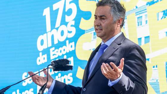 O ministro da  Educação, Ciência e Inovação, Fernando Alexandre, usa da palavra durante a sessão Solene de abertura do ano letivo e do 175.º aniversário da Escola Secundária Alves Martins em Viseu, 12 de setembro de 2024. PAULO NOVAIS/LUSA
