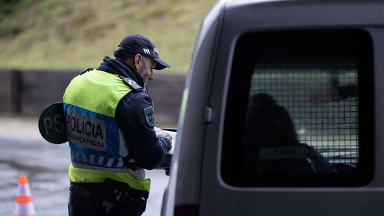 Um agente da Polícia de Segurança Pública (PSP) participa na operação de segurança rodoviária da Páscoa promovida em conjunto pela GNR e pela Polícia de Segurança Pública, na Maia, 28 de março de 2024. JOSÉ COELHO/LUSA