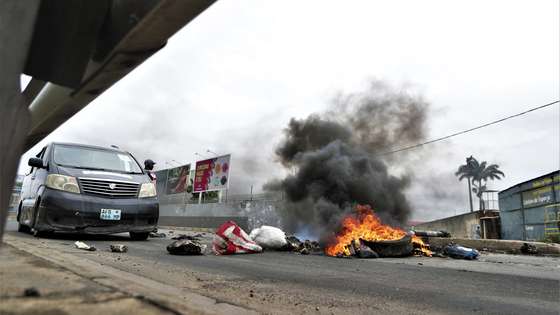 Um cenário de caos, barricadas, destruição e saques marca hoje a cidade de Maputo, um dia depois da proclamação dos resultados das eleições gerais, mas no meio das mesmas avenidas, bloqueadas por manifestantes, também se cozinha arroz com repolho, Maputo, Moçambique, 24 de dezembro de 2024. LUÍSA NHANTUMBO/LUSA